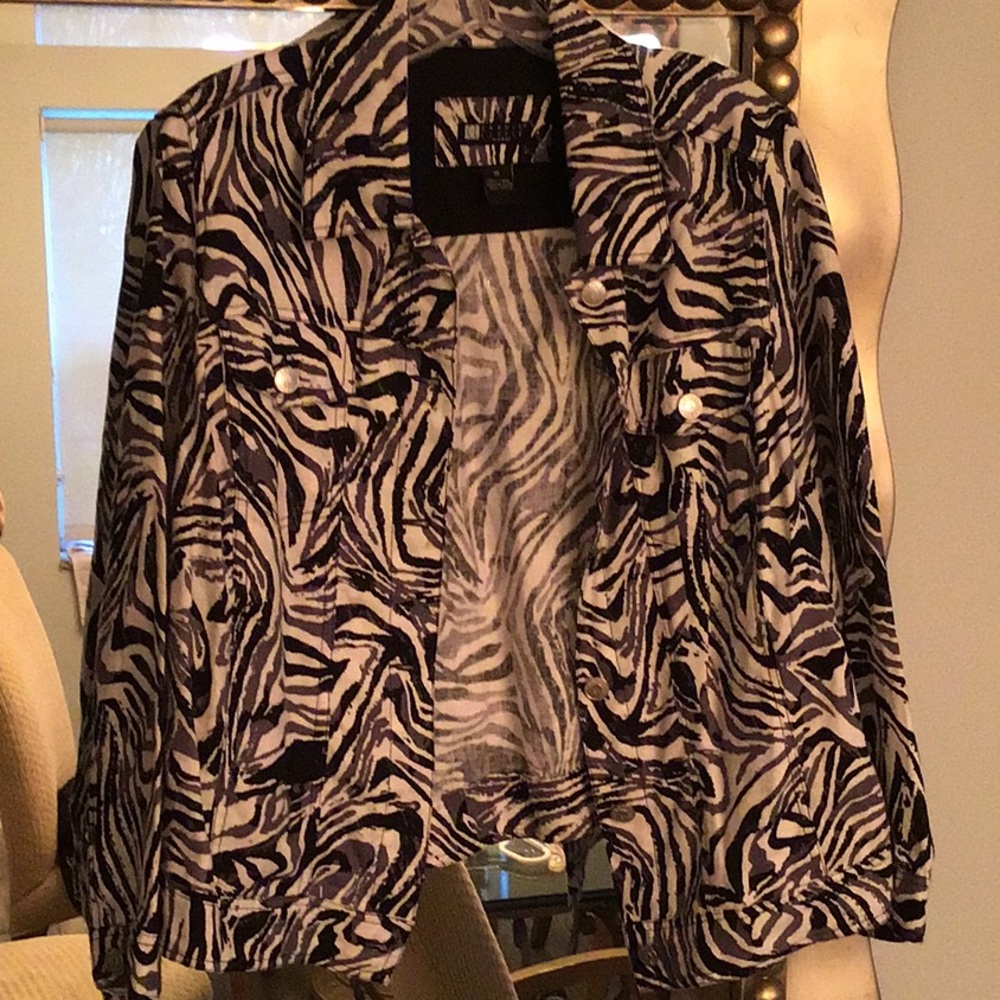 Light weight jacket. Perfect with tee under